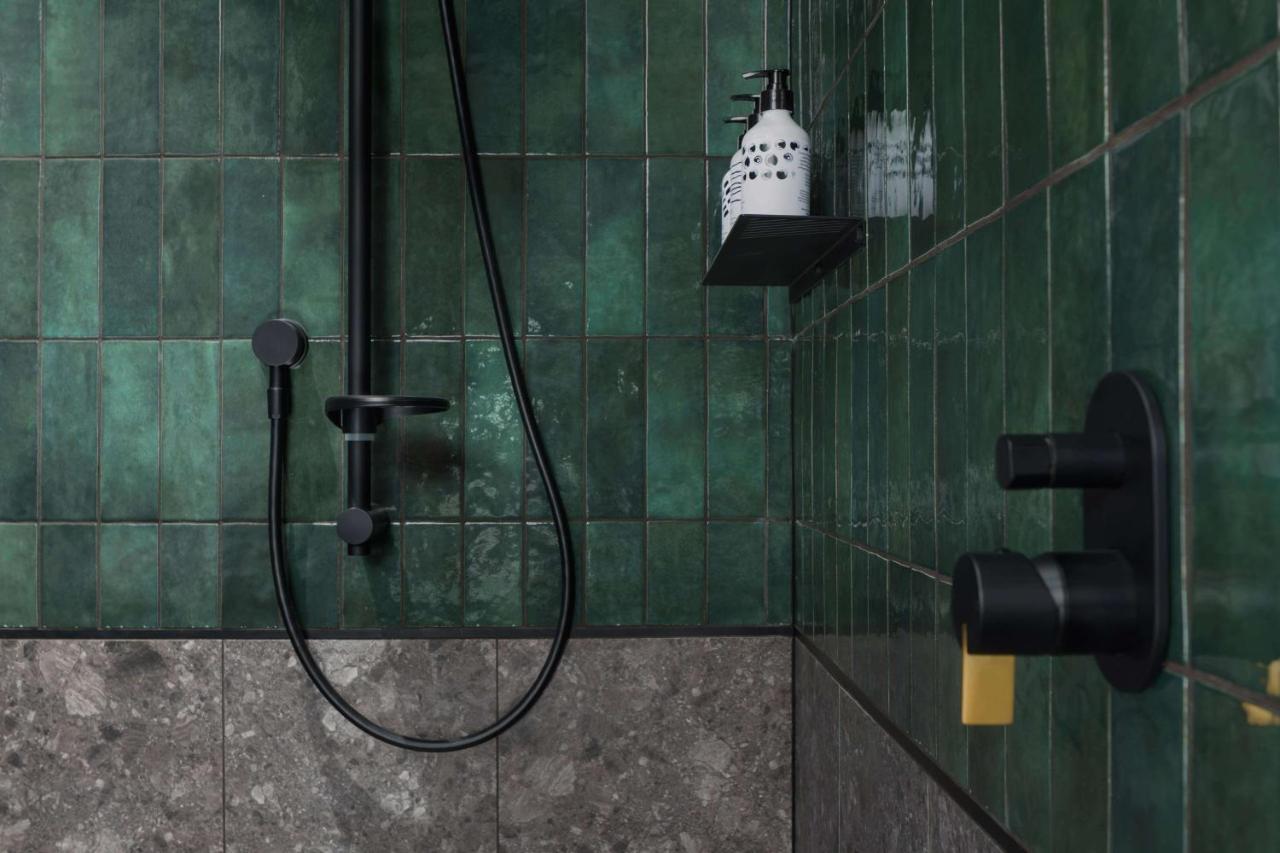 Qt อ็อคแลนด์ Hotel โอ๊คแลนด์ ภายนอก รูปภาพ Bathroom