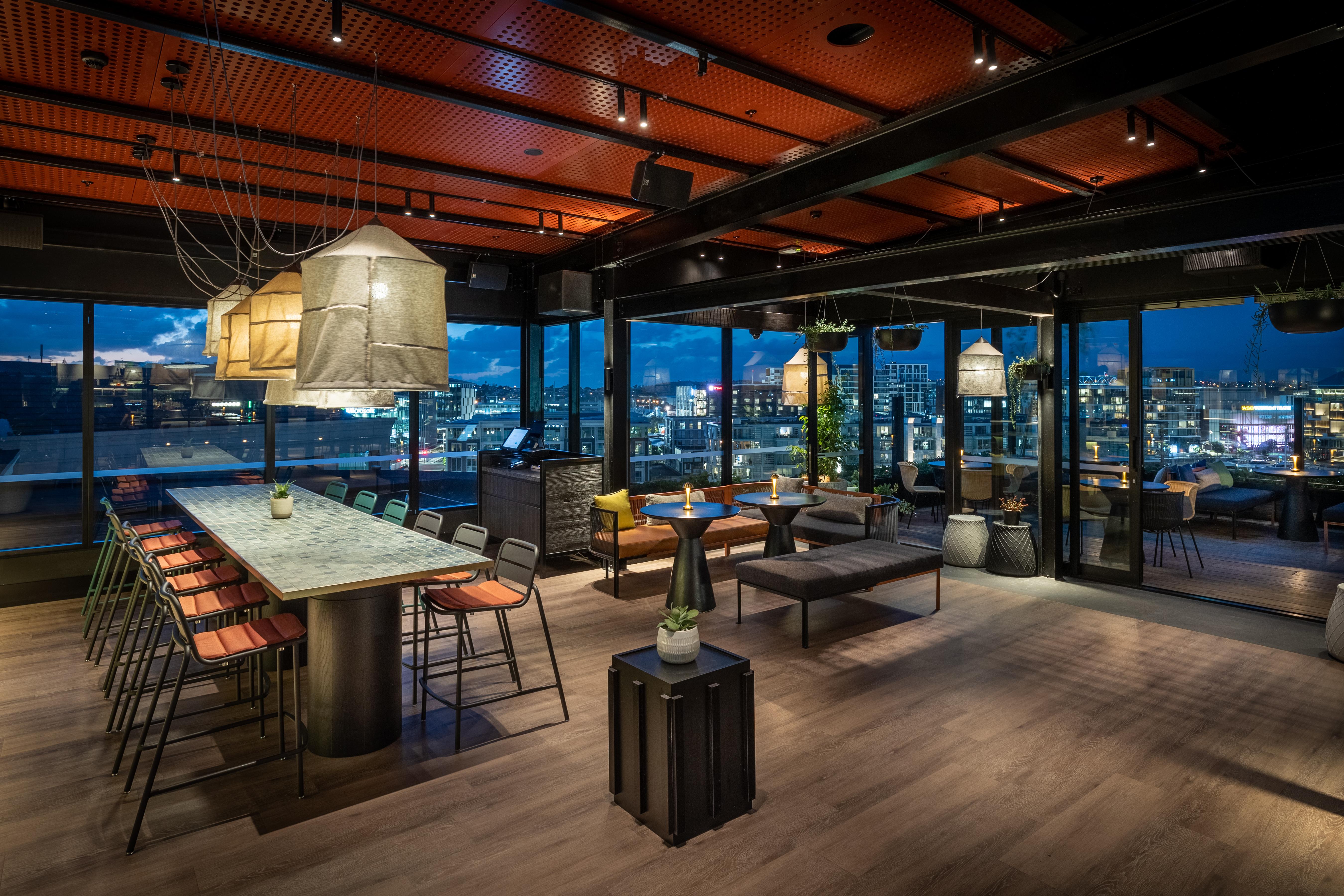 Qt อ็อคแลนด์ Hotel โอ๊คแลนด์ ภายนอก รูปภาพ The rooftop bar at the Standard East Village